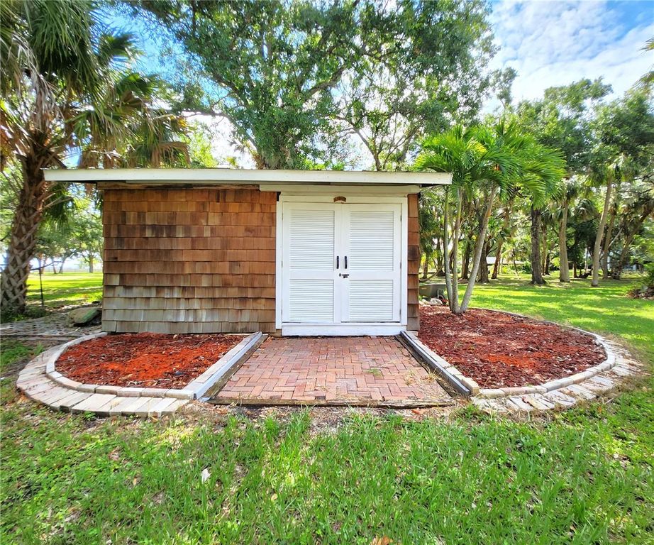 Image 7 of property listing at 102 17TH STREET NE, Bradenton, FL 34208