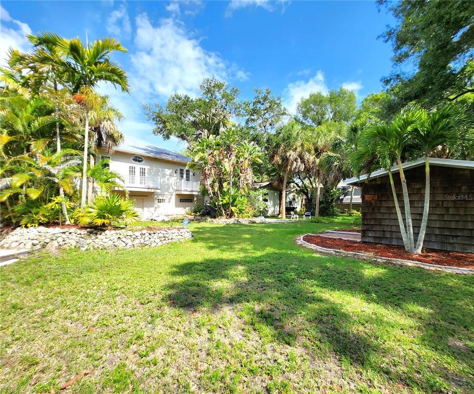 Image 10 of property listing at 102 17TH STREET NE, Bradenton, FL 34208