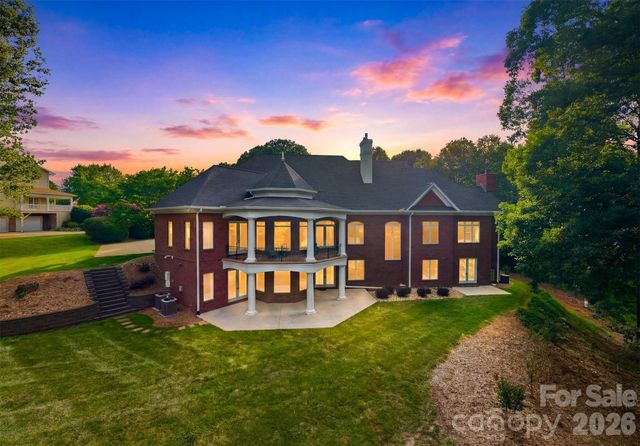 3745 Pinecrest Drive NE, Hickory, NC 28601