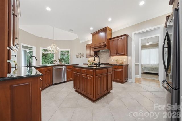 3745 Pinecrest Drive NE, Hickory, NC 28601