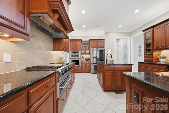3745 Pinecrest Drive NE, Hickory, NC 28601