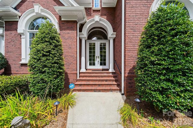 3745 Pinecrest Drive NE, Hickory, NC 28601