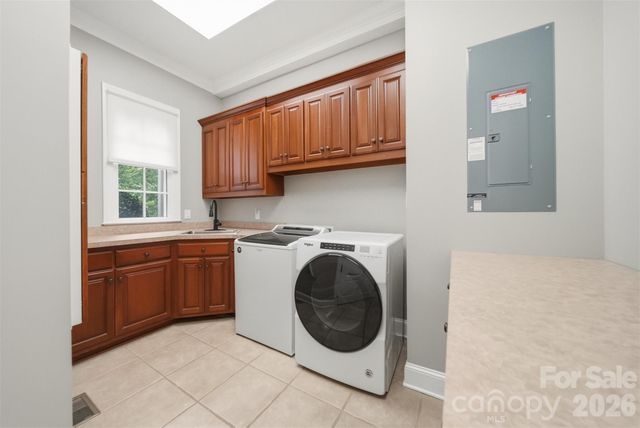 3745 Pinecrest Drive NE, Hickory, NC 28601