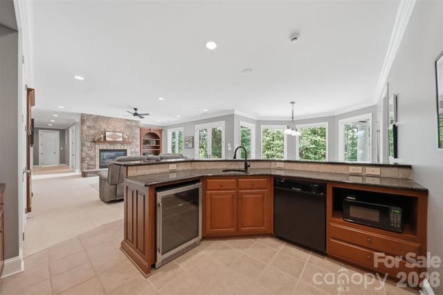 3745 Pinecrest Drive NE, Hickory, NC 28601