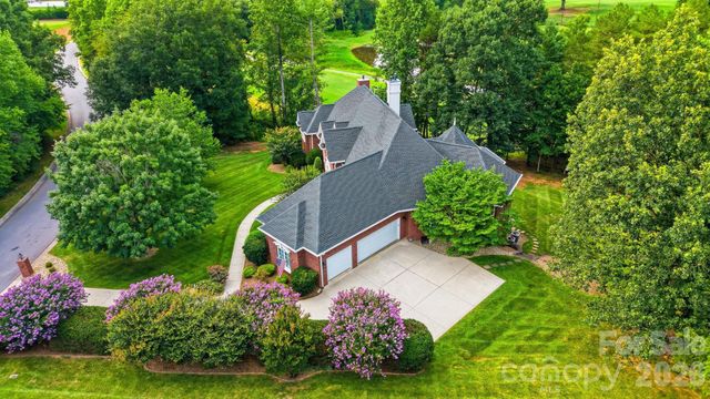 3745 Pinecrest Drive NE, Hickory, NC 28601