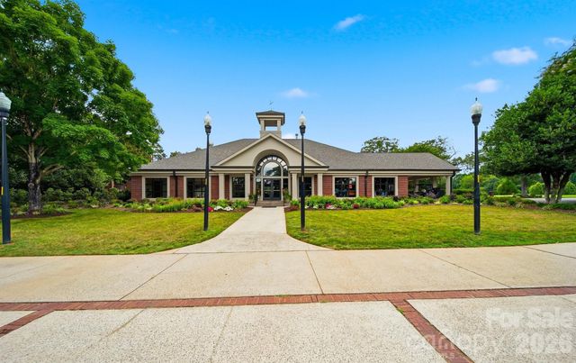 3745 Pinecrest Drive NE, Hickory, NC 28601