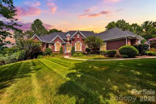 3745 Pinecrest Drive NE, Hickory, NC 28601
