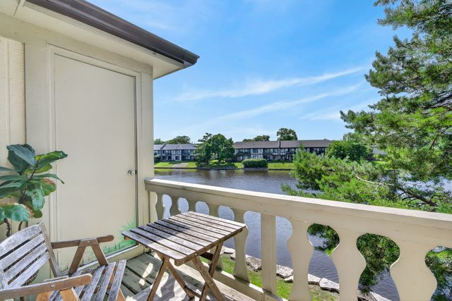 1936 N Hidden Creek Circle 4, Palatine, IL 60074
