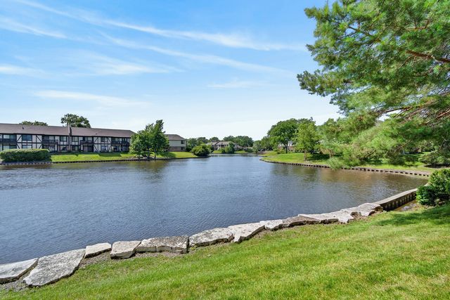 1936 N Hidden Creek Circle 4, Palatine, IL 60074