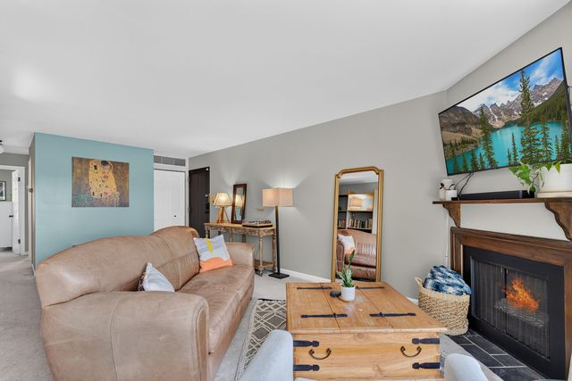 1936 N Hidden Creek Circle 4, Palatine, IL 60074