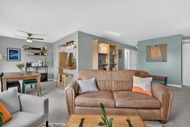 1936 N Hidden Creek Circle 4, Palatine, IL 60074