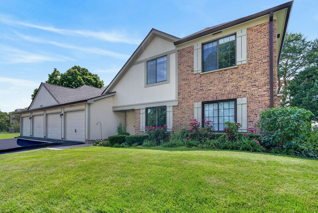 1936 N Hidden Creek Circle 4, Palatine, IL 60074