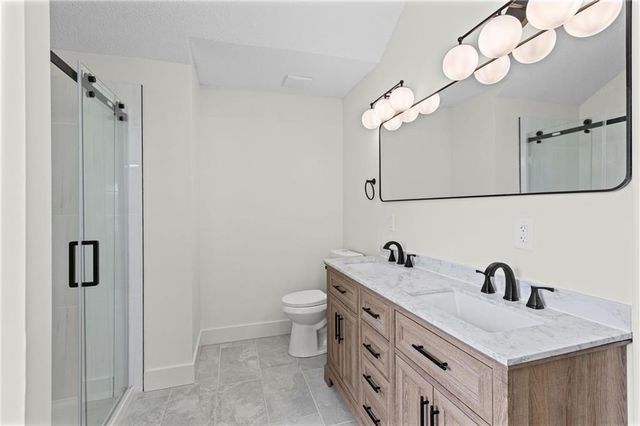 1106 Creekside Court, Raymore, MO 64083