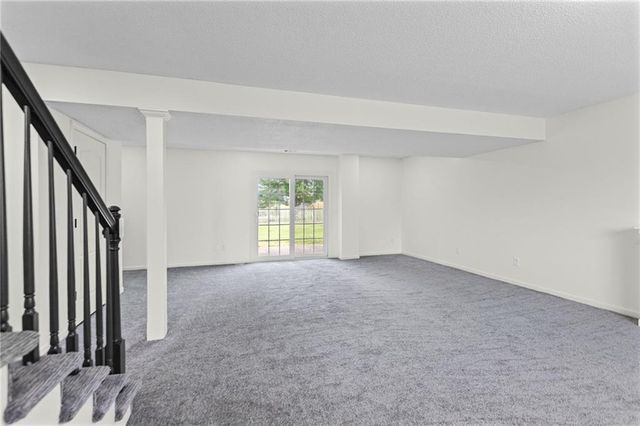1106 Creekside Court, Raymore, MO 64083