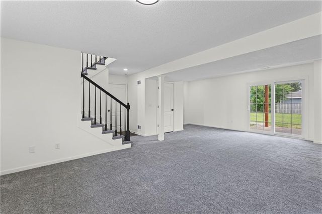 1106 Creekside Court, Raymore, MO 64083