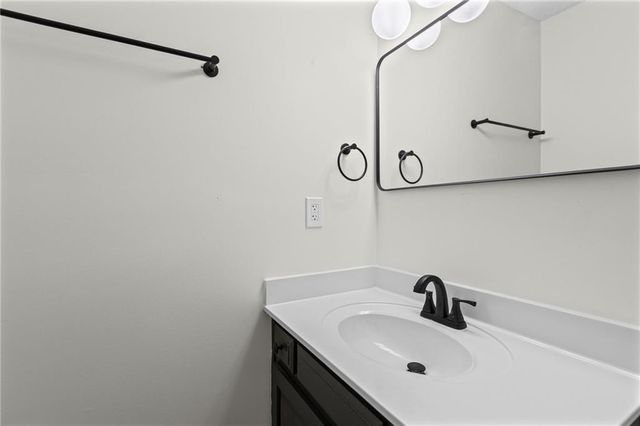 1106 Creekside Court, Raymore, MO 64083