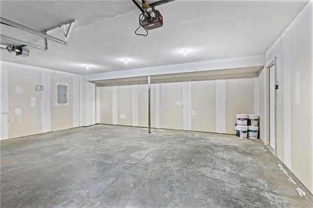 1106 Creekside Court, Raymore, MO 64083