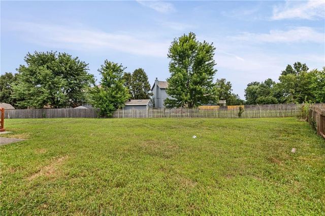 1106 Creekside Court, Raymore, MO 64083