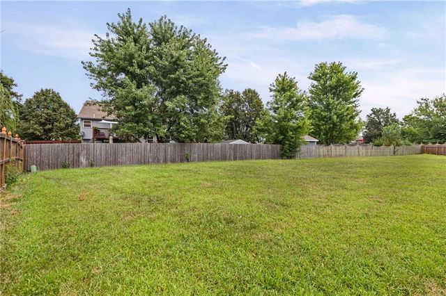 1106 Creekside Court, Raymore, MO 64083