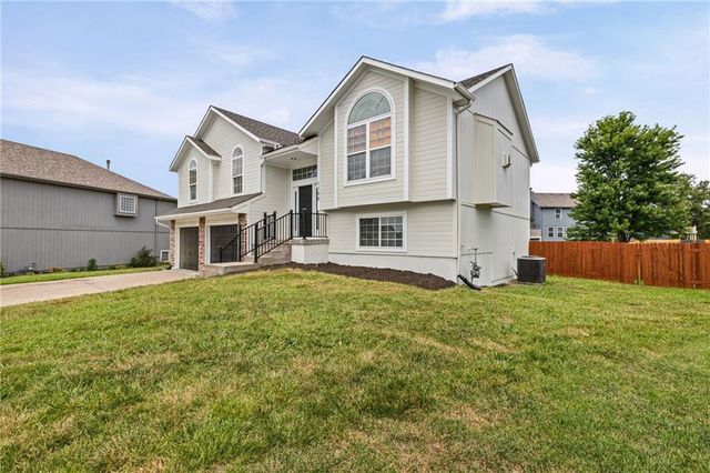 1106 Creekside Court, Raymore, MO 64083