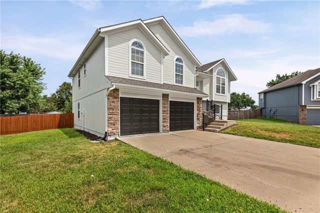 1106 Creekside Court, Raymore, MO 64083