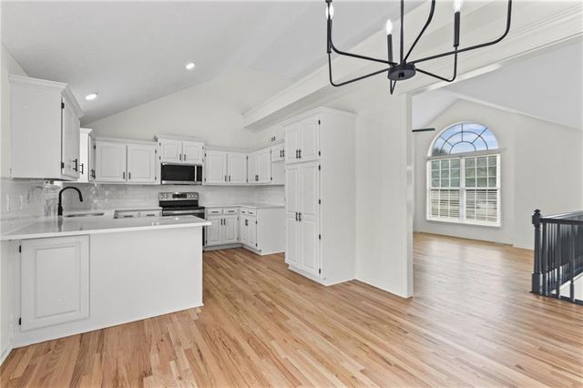 1106 Creekside Court, Raymore, MO 64083