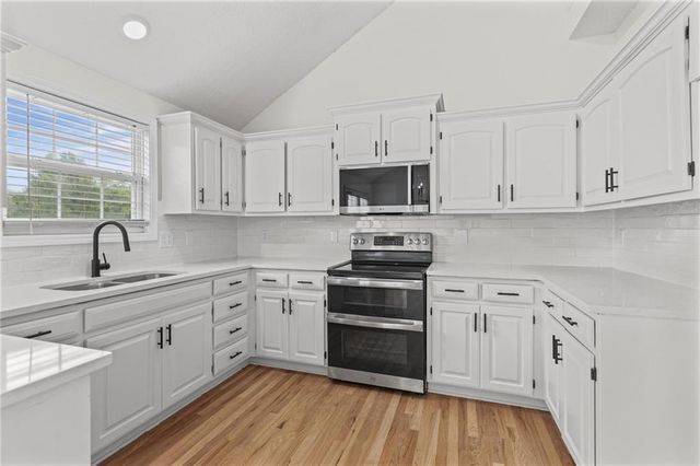 1106 Creekside Court, Raymore, MO 64083