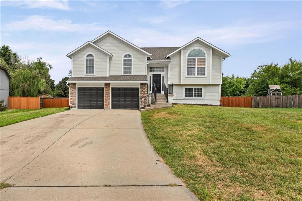 1106 Creekside Court, Raymore, MO 64083