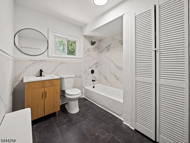 12 Clifford St, East Orange City, NJ 07018