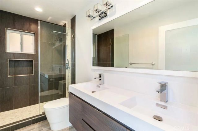 126 Neptune Avenue A, Hermosa Beach, CA 90254