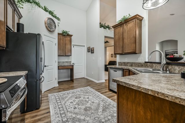 6432 W Waters Edge Court, Greenfield, IN 46140