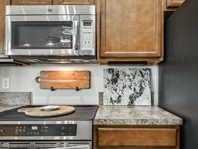 6432 W Waters Edge Court, Greenfield, IN 46140