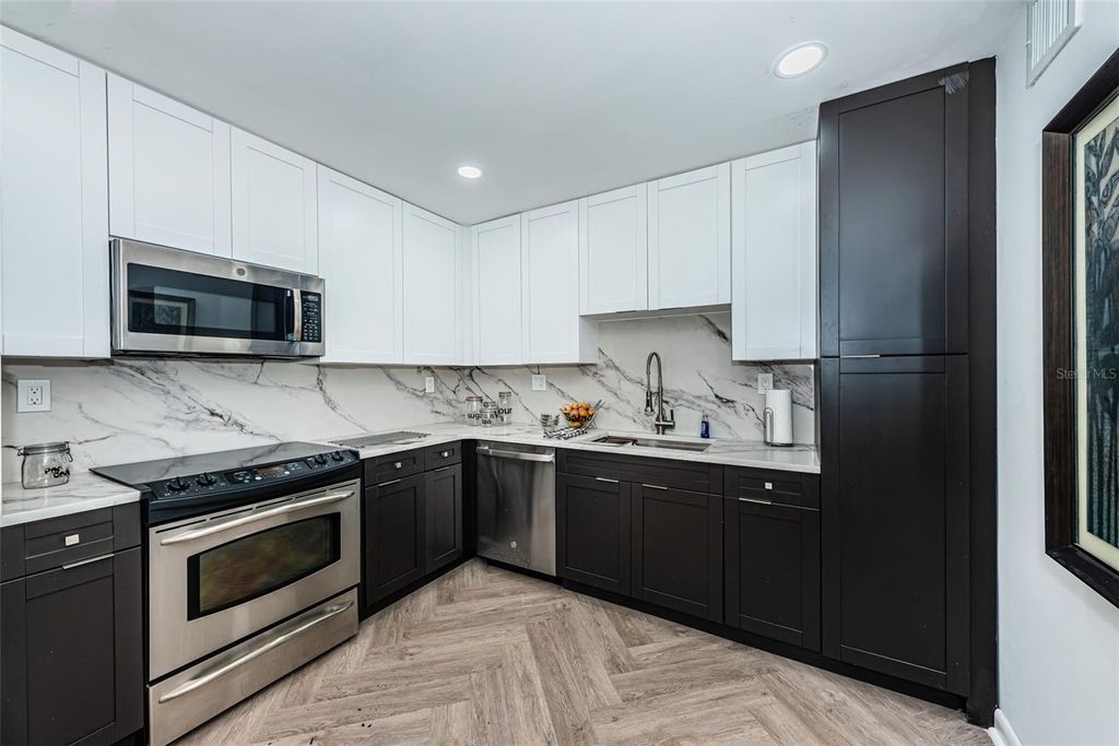 Image 9 of property listing at 781 VILLAGE LAKE TERRACE N 101A, St Petersburg, FL 33716