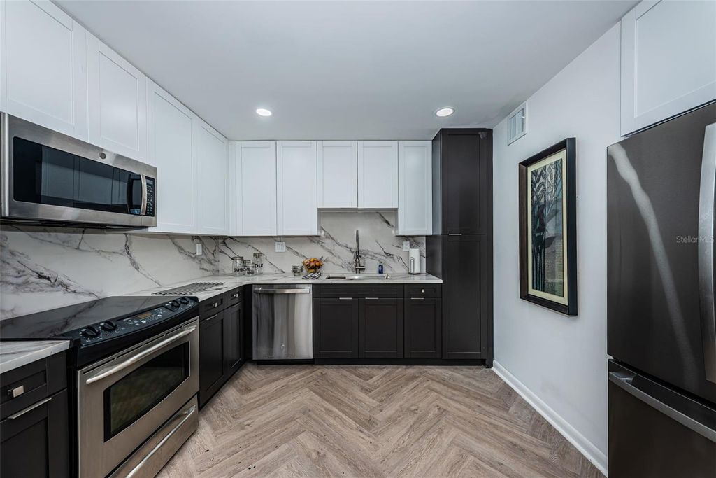Image 10 of property listing at 781 VILLAGE LAKE TERRACE N 101A, St Petersburg, FL 33716
