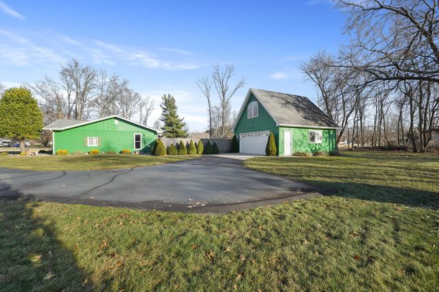 8913 22nd Street SW, Demotte, IN 46310