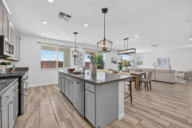 7502 TAPIRO Way, Sacramento, CA 95829