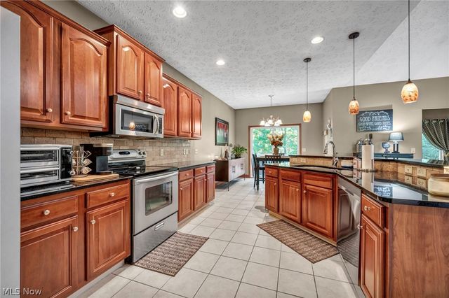 880 Shadow Creek Trail, Amherst, OH 44001