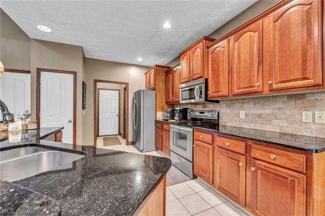 880 Shadow Creek Trail, Amherst, OH 44001