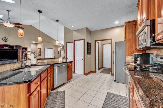 880 Shadow Creek Trail, Amherst, OH 44001