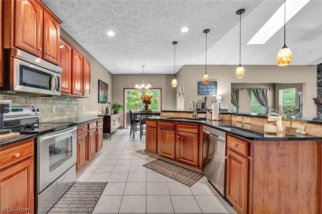 880 Shadow Creek Trail, Amherst, OH 44001