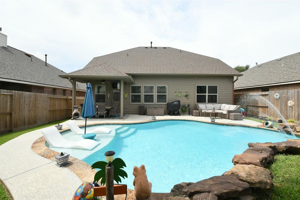 8918 Rollick Drive, Tomball, TX 77375