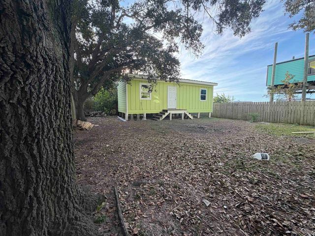 165 Grape Ln, Grand Isle, LA 70358