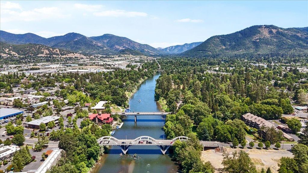 115 Rogue River Hwy Highway 309, Grants Pass, OR 97527