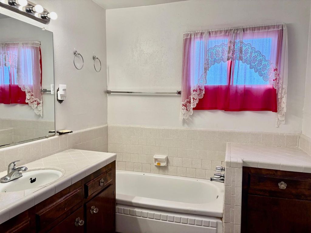 Image 10 of property listing at 12840 10th Avenue, Hanford, CA 93230