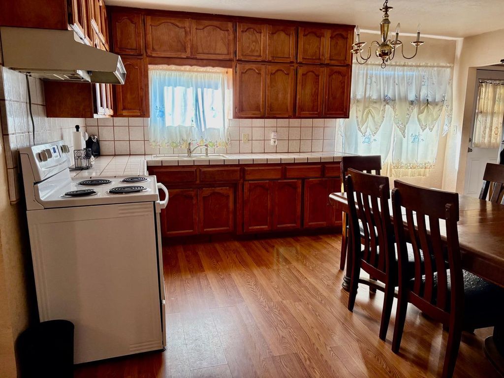 Image 3 of property listing at 12840 10th Avenue, Hanford, CA 93230