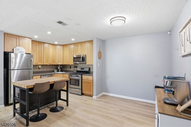 808 Breckenridge Dr, Branchburg Twp., NJ 08876