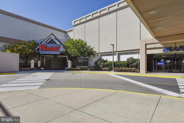 7420 WESTLAKE TER #304, Bethesda, MD 20817