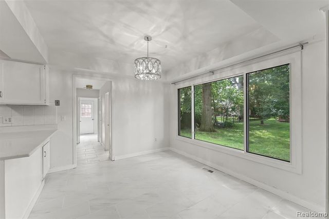 2118 E Rutgers Drive, Troy, MI 48085