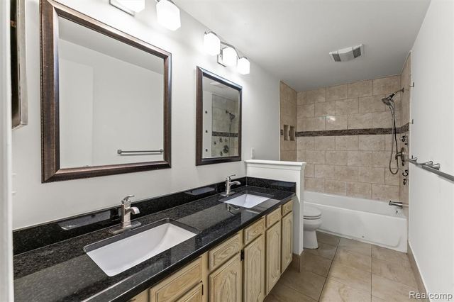 2118 E Rutgers Drive, Troy, MI 48085