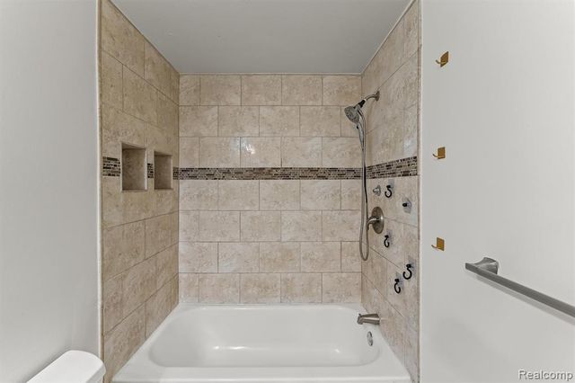 2118 E Rutgers Drive, Troy, MI 48085